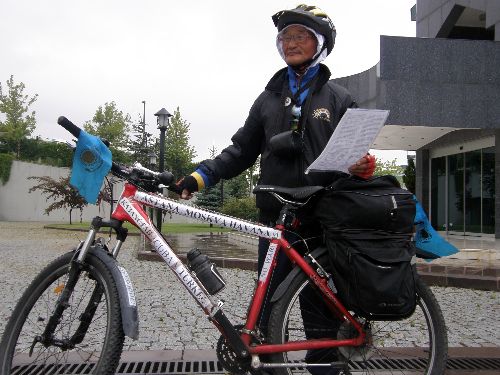 64 yaşındaki Kazak bisikletçi, dünyayı dolaşarak barış mesajı veriyor..