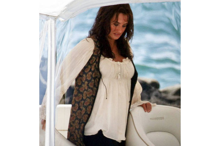 PENELOPE CRUZ'UN BEBEĞİ GAZETECİLERLE TANIŞTI