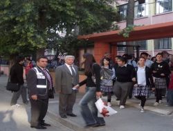 Öğrenciler Polis Ve Sivil Toplum Kuruluşları Tarafından Korunuyor
