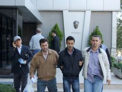 Aracına Çarptıkları Muhasebe Müdürünü Biber Gazıyla Gasp Etmek İstediler