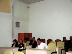 Protestocu Meclis Üyeleri Kameraları Bezle Kapattı