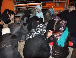 Edirne'de Midibüs İçerisinde 50 Kaçak Yakalandı