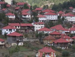 Yeşilce'de Çatıların Kırmızıya Boyanması Tartışma Konusu Oldu