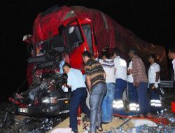 Osmaniye'de İki Kamyon Çarpıştı: 3 Yaralı!