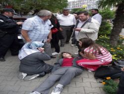Kazada Yaralanan Öğrenciyi Annesi Ve Ablası Teselli Etti