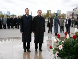 Şahin Astana'da Atatürk Heykeline Çelenk Koydu