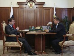 Medvedev'den Gazprom'a Ukrayna Uyarısı: Fazla Ödeme Yok!