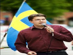 Yabancı Düşmanlığıyla Tanınan Parti, Meclise Girer Girmez Dökülmeye Başladı