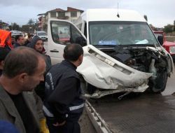 Servis Minibüsü Kamyonla Çarpıştı, 10 Öğrenci Yaralandı