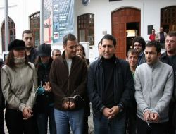 Chp'li Gençler İfade Özgürlüğü İçin Ellerini Bağlayıp Kalem Kırdı