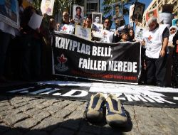 İhd'liler 12 Yaşında Gözaltında Kaybolan Davut'un Ayakkabılarıyla Eylem Yaptı