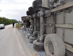 Devrilen Tır'dan Yara Almadan Kurtuldu