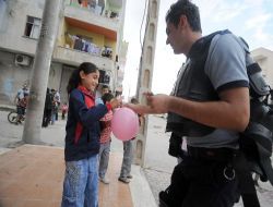 Polis, Terör Örgütü Yandaşlarının Gösterilerine Katılmayan Çocuklara Balon Hediye Etti