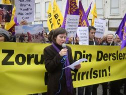 Zorunlu Din Dersinin Kaldırılması İçin Eylem Yaptılar