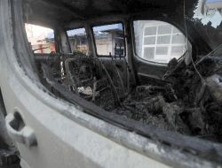 Mersin'de Terör Örgütü Yandaşları Polis Aracını Yaktı: 3 Polis Yaralı!