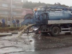 Belediye Görevlisi Tahliye Ettiği Lağım Suyunu Caddeye Boşalttı