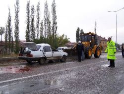 İneğe Çarpan Otomobildeki 5 Kişi Yaralandı