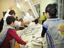 Kırgızistan'daki Seçimlerde Sandıklar Açıldı