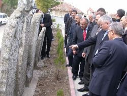 Tarihi Mezar Taşlarına Temsili Mezarlık Yaptılar