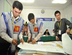 Kırgızistan'da Oyların Yüzde 94' Sayıldı: Bakiyev'in Partisi Ata Curt Az Farkla Önde..