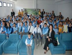 Öğrenciler Çevre Konusunda Öğrencileri Eğitiyor