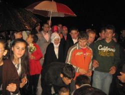 Bu Köyde Dünya Evine Girmek İsteyenler, Eziyeti De Kabul Etmiş Oluyor