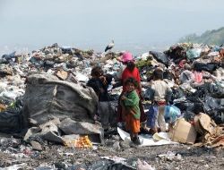 Parklarda Oynamak Yerine Çöplükte Geleceklerini Arıyorlar