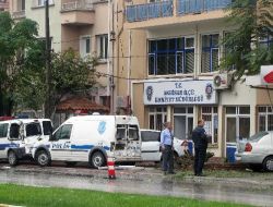 Tur Otobüsü Resmi ve Sivil Polis Araçlarına Çarparak Durabildi