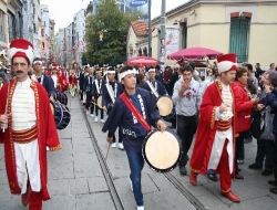 Japonlar Davullarla Mehter Marşlarına Eşlik Etti