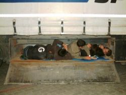 Tır'ın Malzeme Deposuna Saklanan 5 Türk Yakalandı!