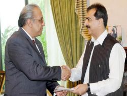 Türkiye'de Toplanan 1.8 Milyon Dolar Yardım Pakistan Başbakanına Verildi