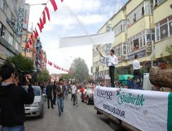 Altın Portakal'a Katılan Sanatçılar Isparta'da Güllerle Karşılandı