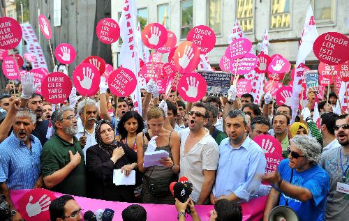 Darbe karşıtı vatandaşlar HSYK'yı ve darbecileri protesto etti!!