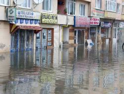 Gemlik'te Yoğun Yağış Su Baskınlarına Neden Oldu