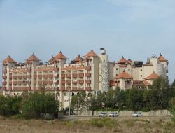 Çatı Katında Yangın Çıkan Otelde Turistler Yakın Otellere Yerleştirildi