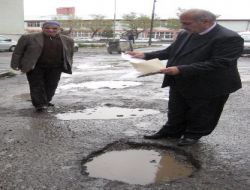 Sokaklarına Asfalt Dökmeyen Belediye Başkanını Mektupla Başbakan'a Şikayet Ettiler