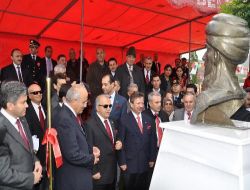Yozgat'ta Ünlü Türkmen Bilgini Ve Şairi Mahdumkulu'nun Heykeli Dikildi