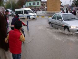 Çorum'da Etkili Olan Sağanak Yağmur Hayatı Durdurdu