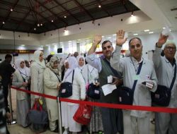 Adana'da İlk Hacı Kafilesi Gözyaşları İçinde Dualarla Uğurlandı