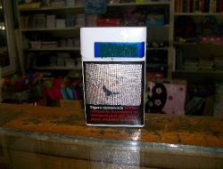 Tiryakiler, Sigara Paketindeki Resimleri Görmemek İçin Kâğıtla Kapatıyor!