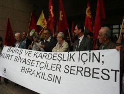 Diyarbakır'daki Kck Davası İçin İzmir'de Basın Açıklama Yapıldı