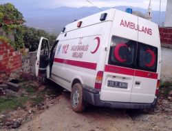Çamura Saplanan Cankurtaranı Köylüler Kurtardı