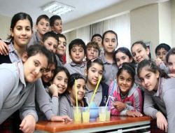 Okulda Limonata Satarak Pakistan'daki Yaşıtlarına Yardım Gönderiyorlar