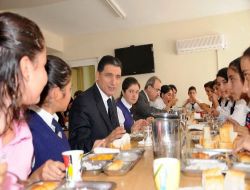 Vali Okutan: İki Elim Kızların Okumasına Engel Olan Velilerin Yakasındadır
