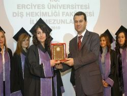 Erciyes Üniversitesi Diş Hekimliği Fakültesi'nde Diploma Sevinci