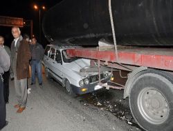 Kırmızı Işıkta Bekleyen Tır'a Arkadan Çarpan Otomobilin Sürücüsü Yaralandı