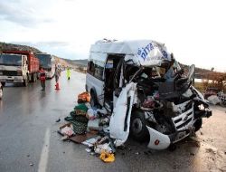 Fındık İşçilerini Taşıyan Minibüs Tıra Arkadan Çarptı: 3 Ölü 20 Yaralı