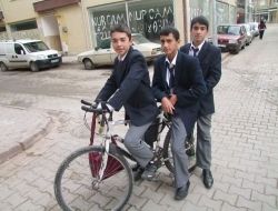 Bir Bisiklette 3 Öğrenci Okula Gidiyor