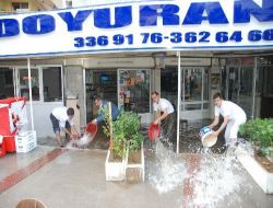 İzmir'de Belediye Başkanının Evinin Bulunduğu Caddeyi Bile Su Bastı