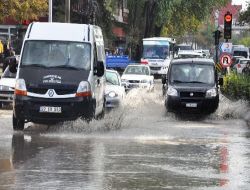 Edirne'de Ani Bastıran Yağmur Caddeleri Göle Çevirdi
